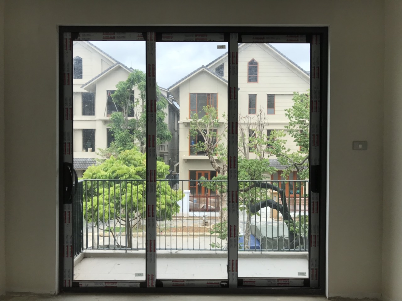 Cửa đi mở trượt hệ Maxal 180 có cầu cách nhiệt ( 3 ray)