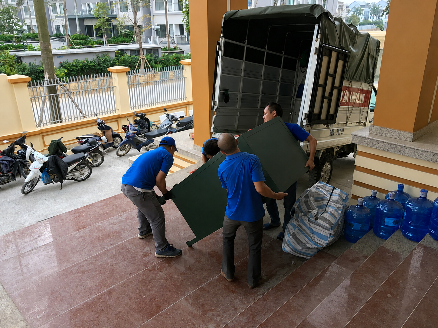 Vận chuyển két sắt trọn gói tại TPHCM – Hoàng Gia Moving
