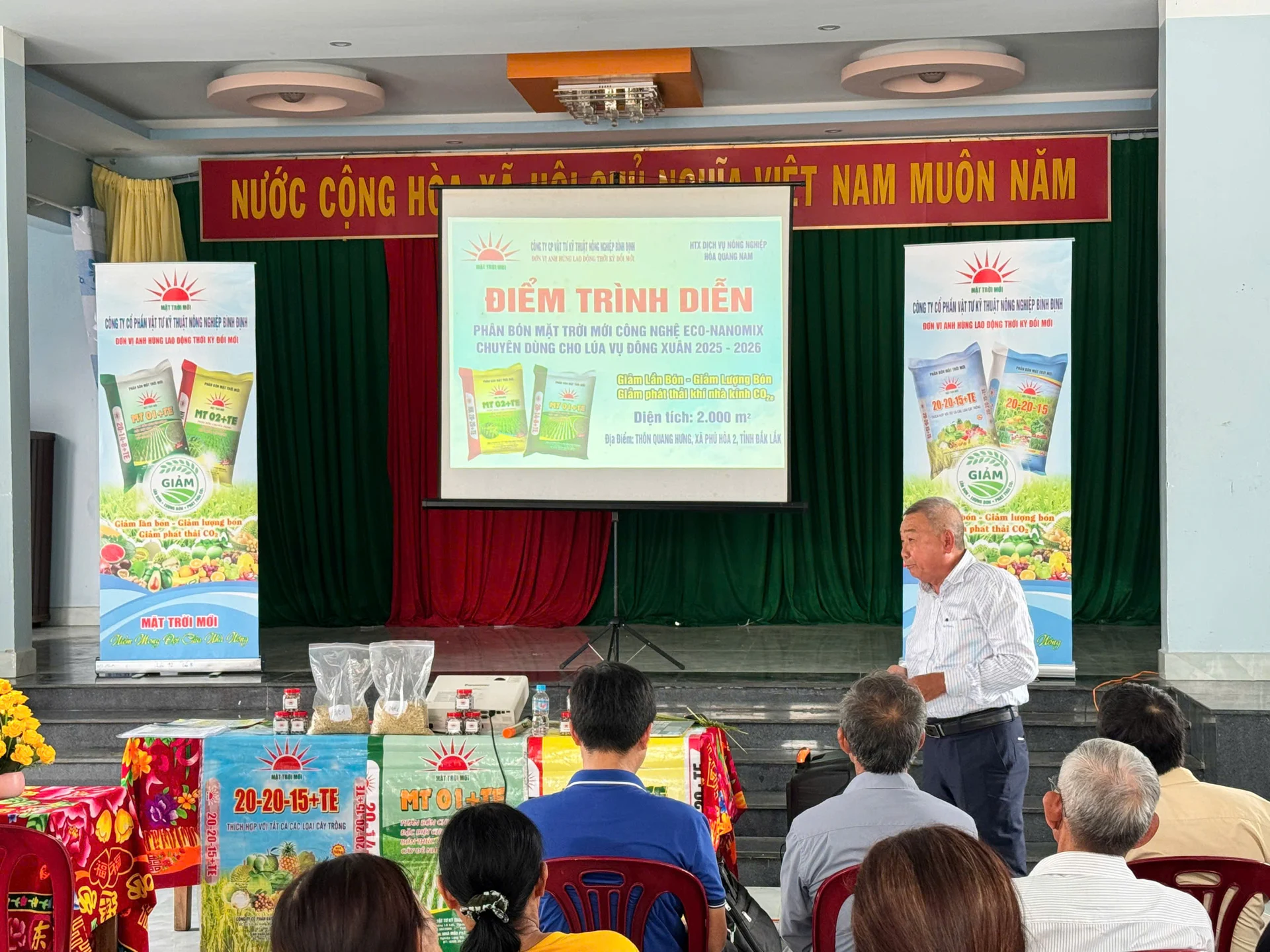 TS Nguyễn Thanh Phương chia sẻ với nông dân trồng lúa xã Phú Hòa về cách bón phân đúng, đạt hiệu quả. Ảnh: Minh Toàn