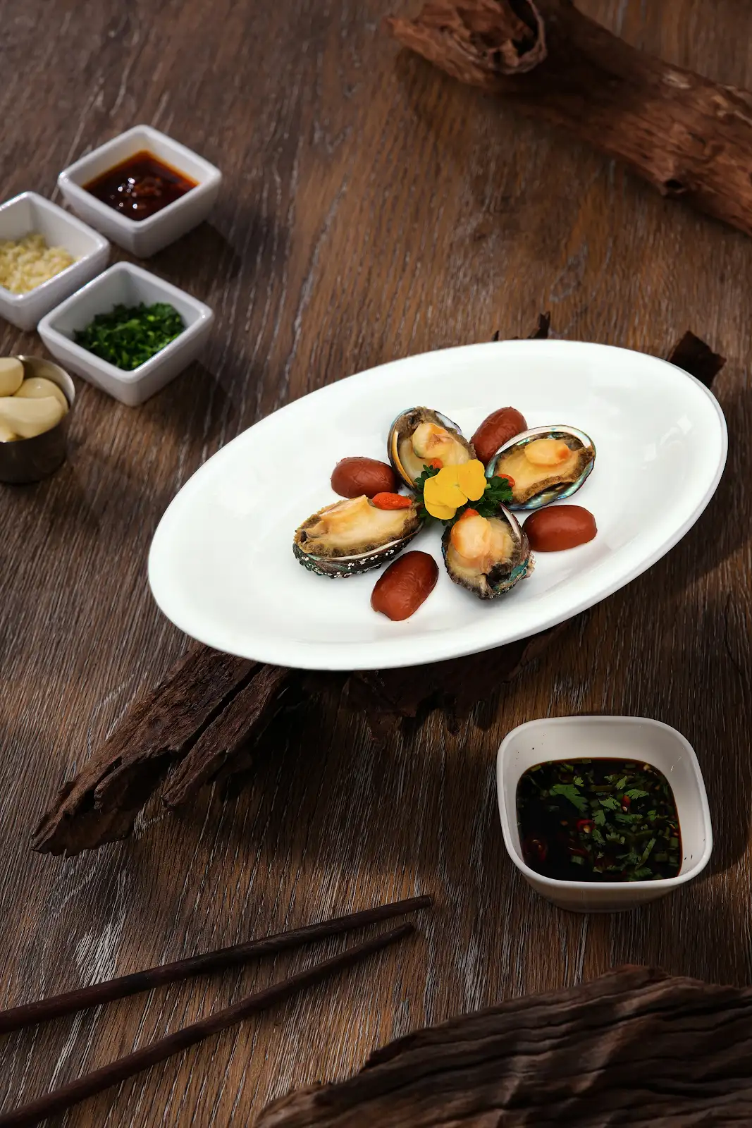 Bào Ngư Hấp Sốt Hong Kong - (Steamed Abalone with Hong Kong Sauce)