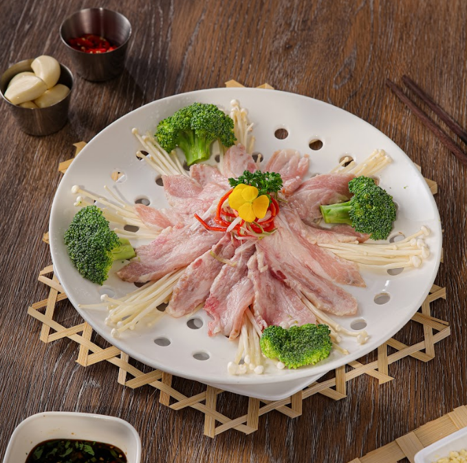 Nọng Heo Giòn Hấp Nấm Kim Châm-(Steamed Crunchy Pork Jowl with Enoki Mushrooms)